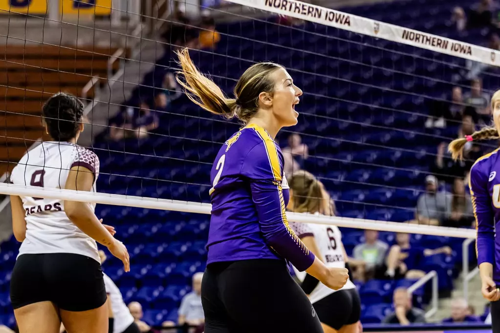 UNI Volleyball sweeps weekend competition – Northern Iowan