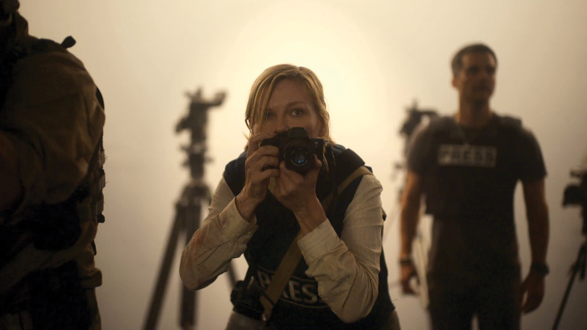 Kirsten Dunst as Lee Smith documenting warfare through her camera.