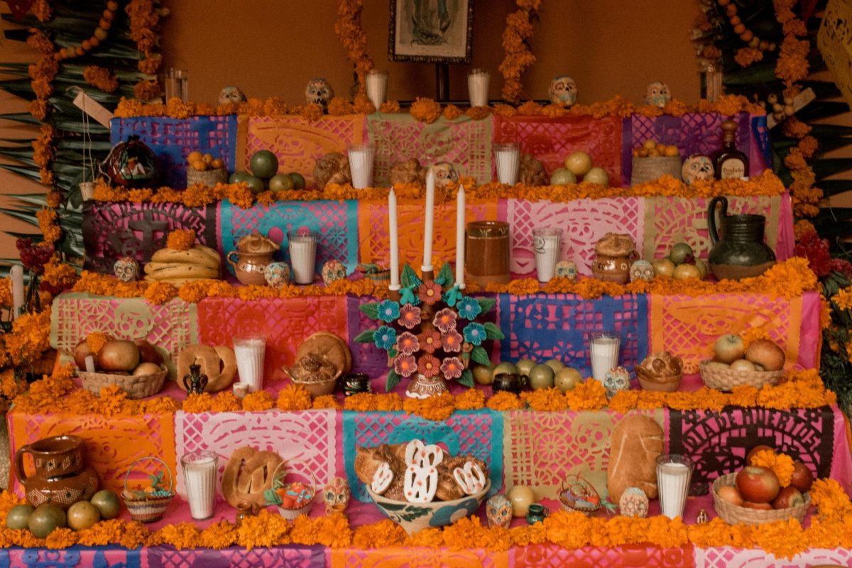 Las ofrendas son altares decorados con fotografías, comidas favoritas y objetos personales de los fallecidos.