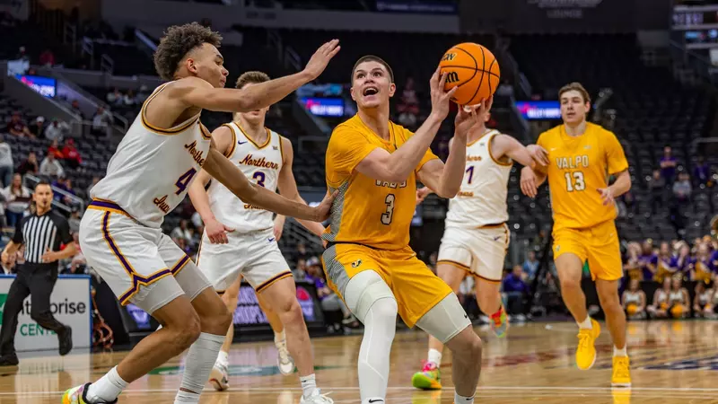 Missouri Valley Conference Freshman of the Year All Wright scored a game-high 29 points, including the go-ahead bucket with 48 seconds left, leading No. 11 Valparaiso (15-18) to a 64-63 upset of No. 3 seed UNI (20-12) in the final quarterfinal game of the 2025 State Farm MVC Tournament Friday night at Enterprise Center. (mvc-sports)